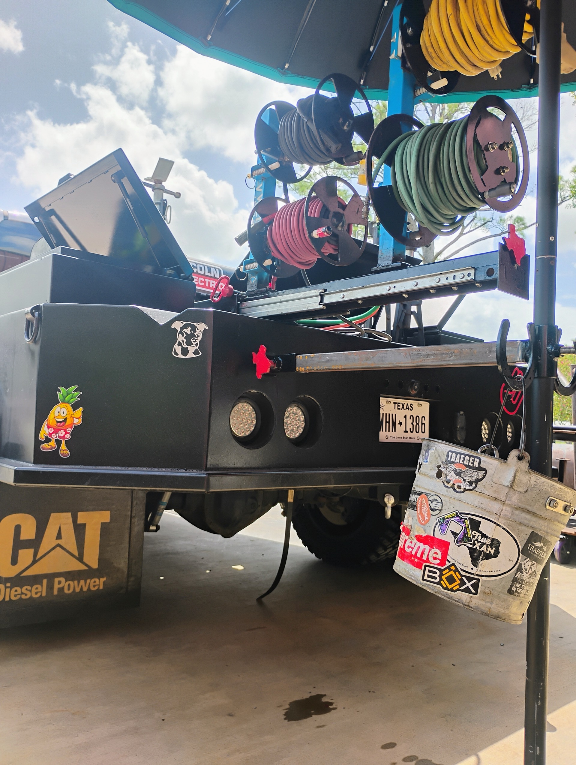Welding truck with cable reels